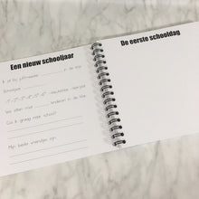 Afbeelding in Gallery-weergave laden, Invulboek 'Mijn schoolfoto's' ZWART (10 schooljaren)