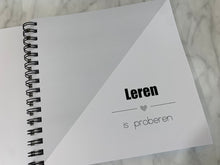 Afbeelding in Gallery-weergave laden, Invulboek 'Mijn schoolfoto's' GEEL (18 schooljaren)