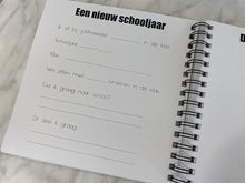 Afbeelding in Gallery-weergave laden, Invulboek 'Mijn schoolfoto's' ZWART (18 schooljaren)