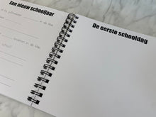 Afbeelding in Gallery-weergave laden, Invulboek 'Mijn schoolfoto's' ZWART (18 schooljaren)