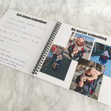 Afbeelding in Gallery-weergave laden, Invulboek 'Mijn schoolfoto's' GEEL (10 schooljaren) (lichte kleurafwijking)