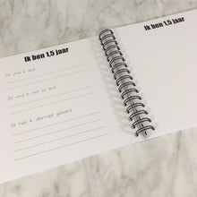 Afbeelding in Gallery-weergave laden, Invulboek 'Peuter tot kleuter' GEEL