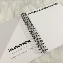 Afbeelding in Gallery-weergave laden, Invulboek 'Mijn eerste jaar'  ZWART