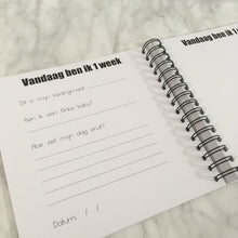 Afbeelding in Gallery-weergave laden, Invulboek 'Mijn eerste jaar' MINT