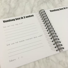 Afbeelding in Gallery-weergave laden, Invulboek 'Mijn eerste jaar'  GEEL