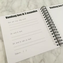 Afbeelding in Gallery-weergave laden, Invulboek 'Mijn eerste jaar'  ROOS