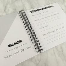 Afbeelding in Gallery-weergave laden, Invulboek 'Mijn eerste jaar'  GEEL