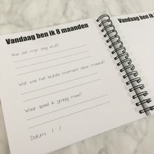 Afbeelding in Gallery-weergave laden, Invulboek 'Mijn eerste jaar'  ROOS