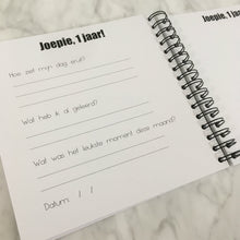 Afbeelding in Gallery-weergave laden, Invulboek 'Mijn eerste jaar' MINT