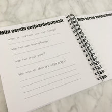 Afbeelding in Gallery-weergave laden, Invulboek 'Mijn eerste jaar'  ZWART