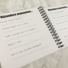 Afbeelding in Gallery-weergave laden, Invulboek 'Mijn eerste jaar'  ROOS