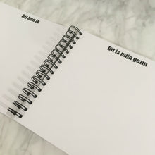 Afbeelding in Gallery-weergave laden, Invulboek 'Mijn eerste jaar'  ZWART