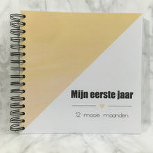 Afbeelding in Gallery-weergave laden, Invulboek 'Mijn eerste jaar'  GEEL