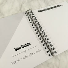 Afbeelding in Gallery-weergave laden, Invulboek 'Baby op komst' ZWART