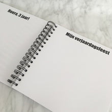 Afbeelding in Gallery-weergave laden, Invulboek 'mijn kleutertijd' GEEL